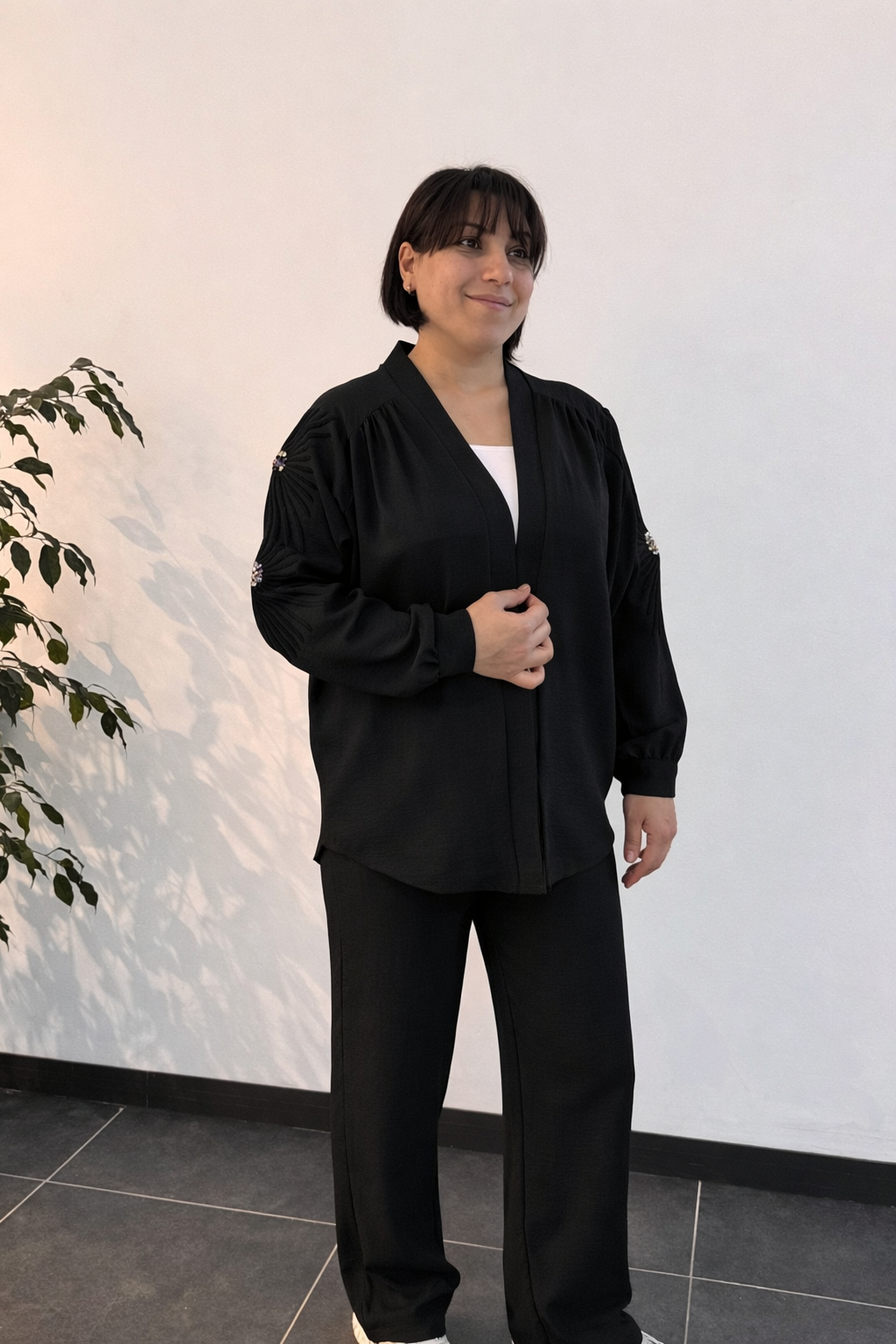 Taş Aplikeli Omuz Büzgülü Siyah Rahat Takım