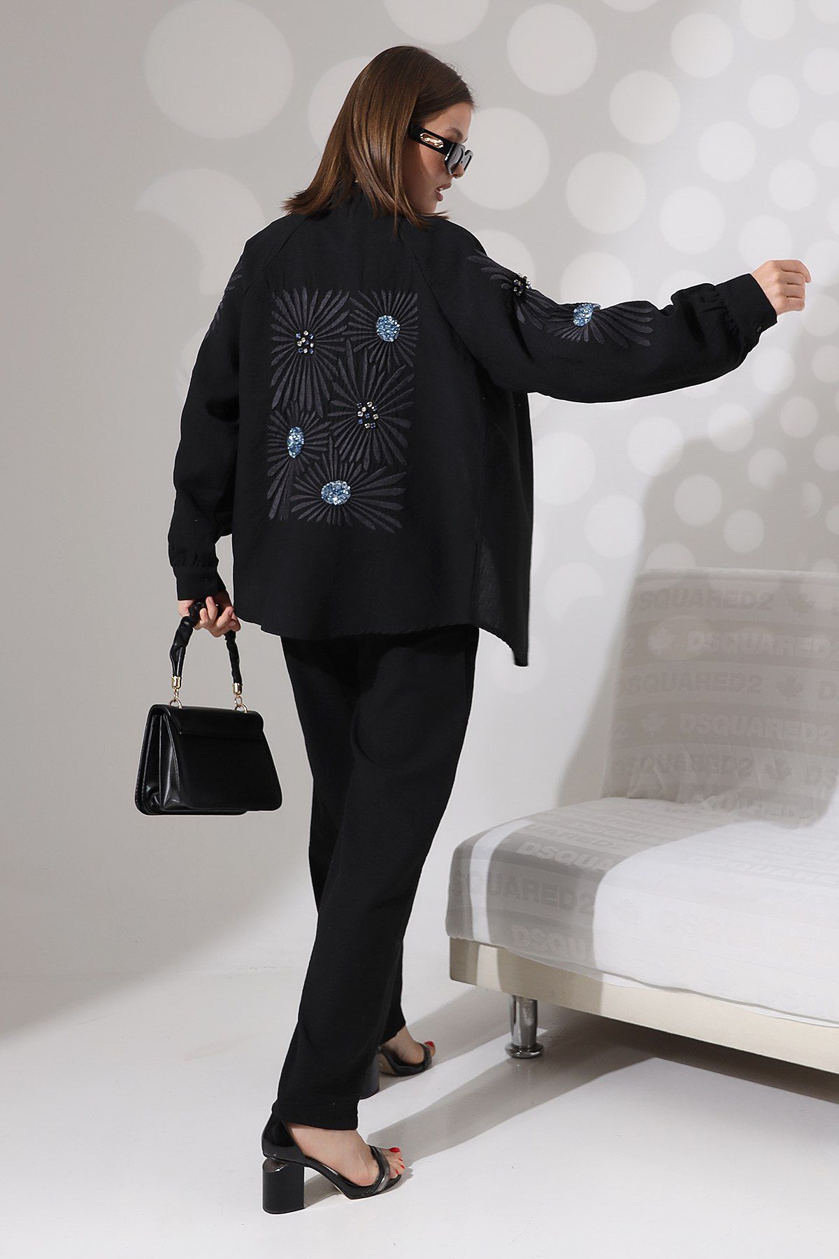 Taş Aplikeli Omuz Büzgülü Siyah Rahat Takım